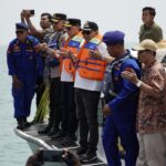 Bupati Pati Sudewo saat melakukan doa bersama dengan nelayan Juwana dalam rangka sedekah laut di Muara Juwana.