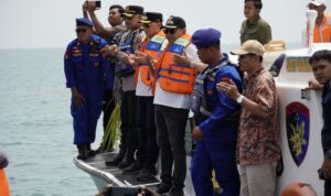 Bupati Pati Sudewo saat melakukan doa bersama dengan nelayan Juwana dalam rangka sedekah laut di Muara Juwana.